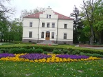 Pałac wzniesiony w latach 1852-1853 dla Leonharda Bierbauma, który nabył dawne dobra biskupów poznańskich i zlecił zaprojektowanie swojej siedziby architektowi z Berlina K.H. Knobluachowi.