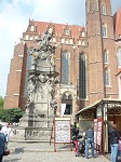 Pomnik św. Jana Nepomucena a z tyłu kolegiata św. Krzyża i św. Bartłomieja - Ostrów Tumski - Wrocław.