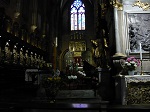 W prezbiterium zobaczyć można późnogotycki tryptyk Zaśnięcia Najświętszej Maryi Panny z 1522 r. Powyżej znajduje się figura Madonny, po jej bokach stoją rzeźby świętych: Jadwigi, Krzysztofa oraz Jana Chrzciciela.