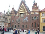 Ratusz we Wrocławiu jest unikatowym w skali europejskiej zabytkiem świeckiej architektury gotyckiej, jednym z najlepiej zachowanych historycznych ratuszy w Polsce a zarazem jednym z głównych zabytków architektonicznych Wrocławia.