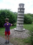 Kubuś imponował znajomością miniaturowych budowli - krzywa wieża w Pizie.