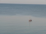 Mała żaglówka na spokojnej tafli morza tuż przy Kap Arkona.