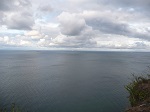Widok na Morze Bałtyckie z punktu widokowego znajdującego się na szczycie skały.