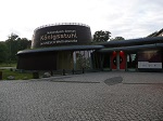 Budynek Centrum Informacyjnego Königsstuhl przy Jasmundzkim Parku Narodowym. W budynku można zobaczyć wiele wystaw i pokazów multimedialnych. Centrum przyciąga dziennie kilka tysięcy ludzi.