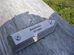 Przytwierdzone do balustrady strzałki informują o odległości wieży od najbardziej znanych miejsc - Bornholm 104 km.