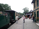 Dworzec kolejowy w Göhren i gotowa do drogi wąskotorowa kolejka - tak zwany Szalony Roland.
