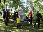 Pan Józef opowiada o rzeźbie znajdującej się w parku.