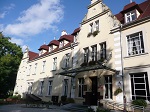 Jesteśmy w Borzęciczkach przed pałacem Stolbergów. Od 1961 r. swą siedzibę ma Specjalny Ośrodek Szkolno-Wychowawczy.