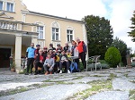 Przed pałacem w Lipowcu, w tym roku na 2-dniową wycieczkę pałacową przybyło 19 osób.
