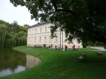 Pałac w Dobrzycy to klasycystyczna budowla stojąca w pięknym, zabytkowym parku krajobrazowym, urządzonym w stylu angielskim.