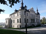 Zespół pałacowo-parkowy w Orli pochodzi z 1894 roku. Pałac jest budowlą murowaną w stylu eklektycznym o motywach manierystycznych. Nasza baza wypadowa do poznawania okolic Koźmina Wielkopolskiego.
