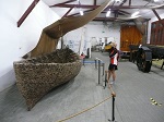 Muzeum na swoich wystawach prezentuje historię szkutnictwa i rybołówstwa nad Zalewem Wiślanym.