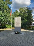 Pomnik poświęcony powstańcom wielkopolskim - przy SP2 w Puszczykowie.