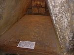 W piwnicach muzeum znajduje się płyta na której uwieczniono Pacala (władcę Majów) w chwili śmierci, kiedy połyka go potwór ziemi.