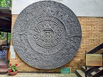 Kamienny kalendarz Azteków w formie dysku - Puszczykowo.