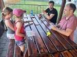 Dziewczyny z tatusiami grały w karty.