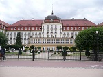To jeden z najbardziej znanych hoteli w Polsce. Sopocki Grand Hotel został otwarty w 1927 roku i od tego momentu przybywają do niego ludzie z pierwszych stron gazet.
