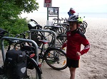 Tak dobrze nam się jedzie piękną ścieżką rowerową, że docieramy do Gdyni do ostatniego zejścia na plażę 
(nr 20).