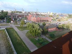 Z tarasu rozpościera się widok na tereny dawnej Stoczni Gdańskiej im. Lenina, Stare i Główne Miasto. Zobaczyć też można m.in. Salę BHP (na pierwszym planie).