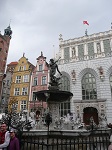 Zabytkowa fontanna Neptuna. Stoi w najbardziej reprezentacyjnej części Gdańska - na Długim Targu, przed wejściem do Dworu Artusa.