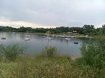 Jezioro Czorsztyńskie to jedno z najbardziej malowniczych jezior w polskich górach. Siedząc w kokpicie żaglówki, można podziwiać panoramy Spiszu i Gorców.